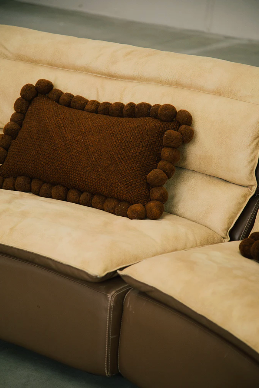 Almohadón Clásico Pom Pom Lumbar | Rust