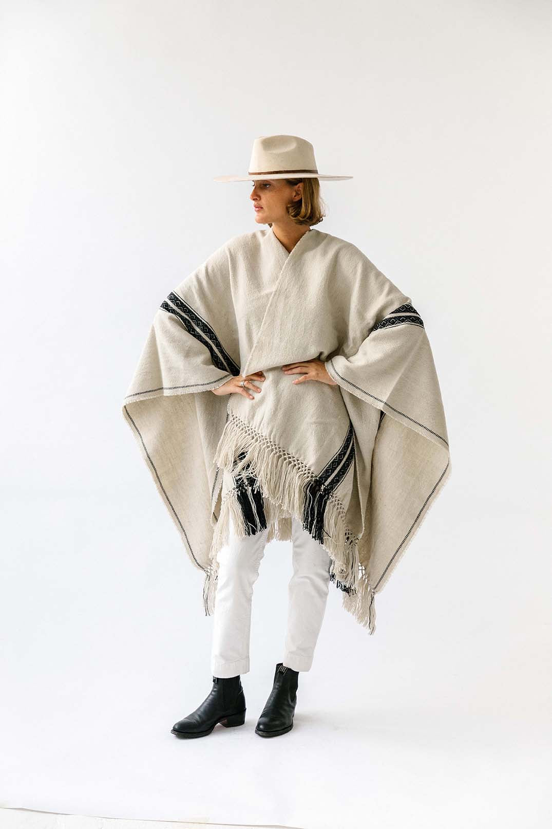 Pampa Andes Poncho | Black on white