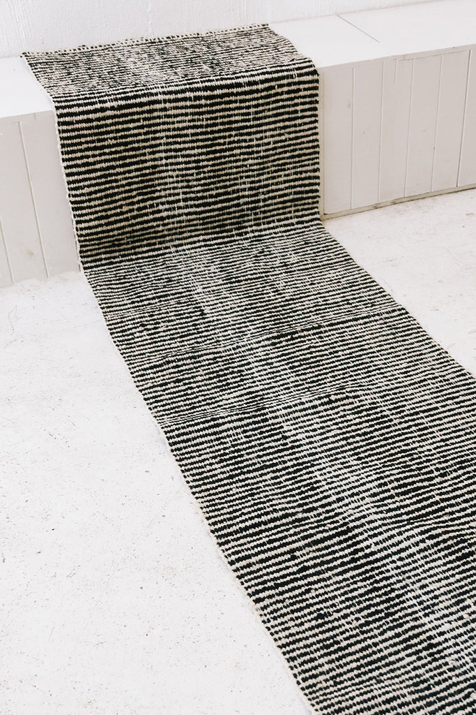 Selva Pasillo | Black & Natural