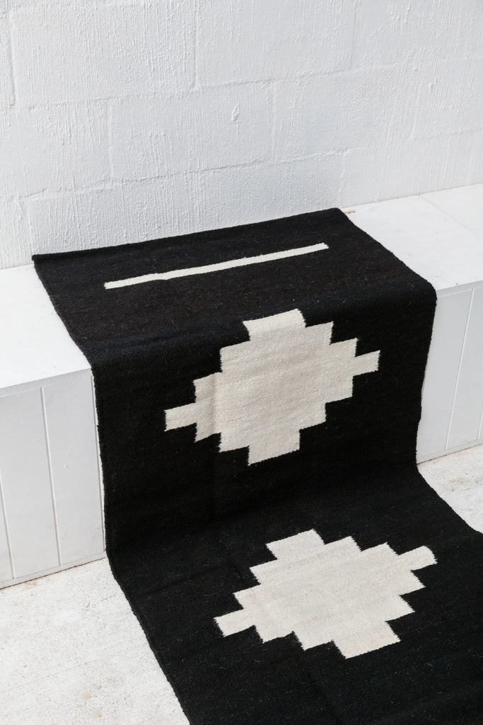 Carlota Pasillo | Black & Natural