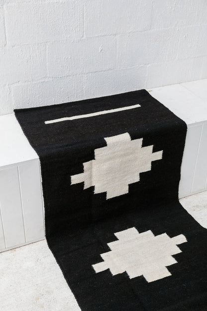 Carlota Pasillo | Black & Natural