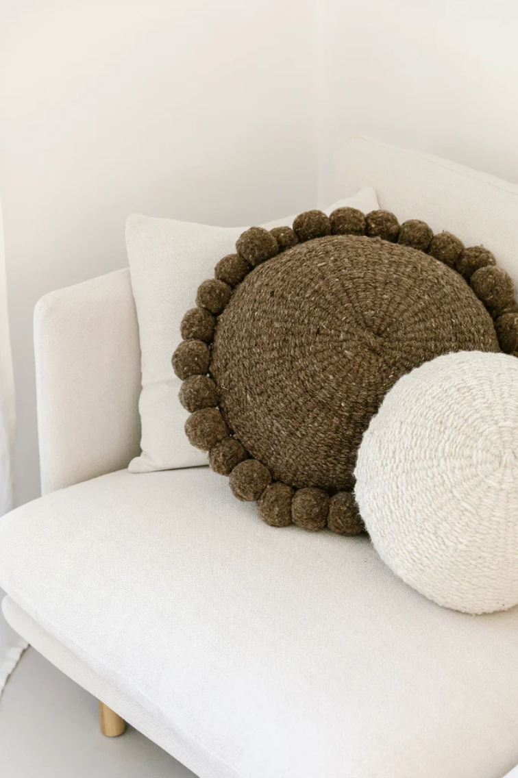 Almohadón Clásico Pom Pom Grande | Walnut