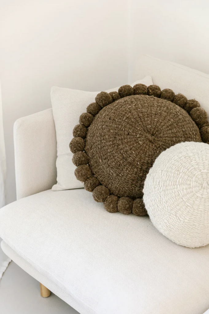 Almohadón Clásico Pom Pom Grande | Walnut