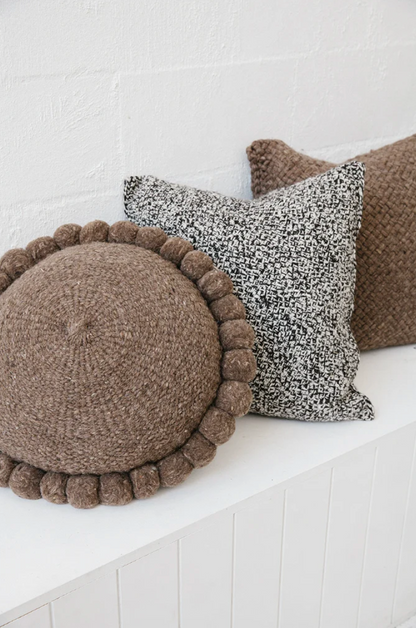 Almohadón Clásico Pom Pom Grande | Walnut