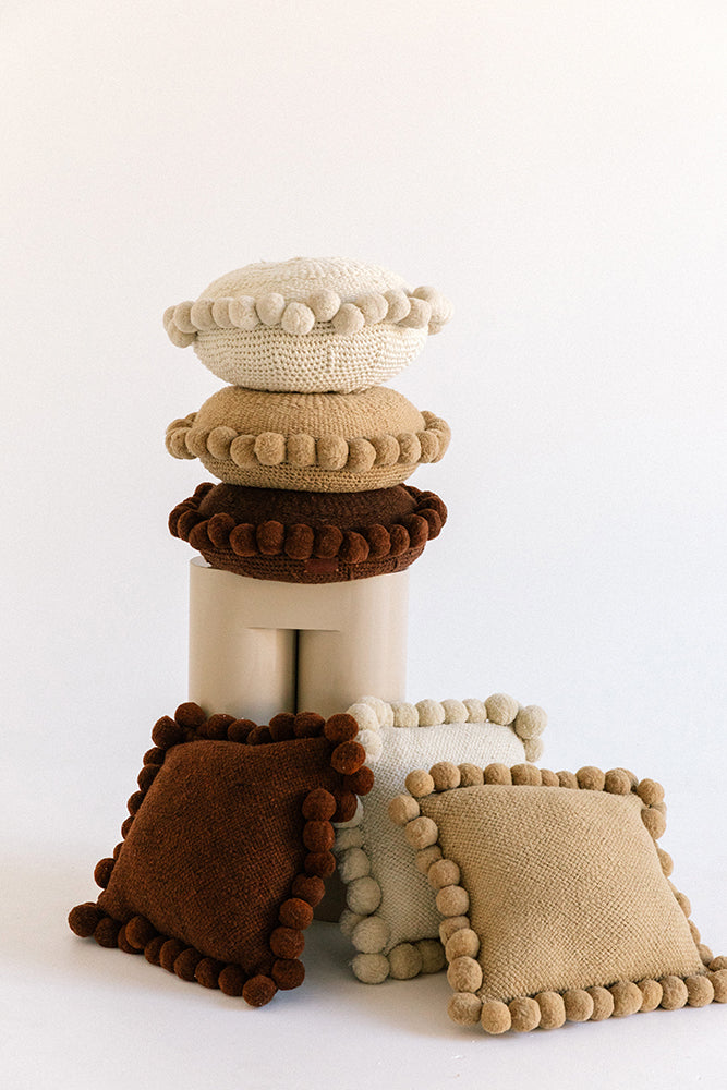 Almohadón Clásico Pom Pom Cuadrado | Rust