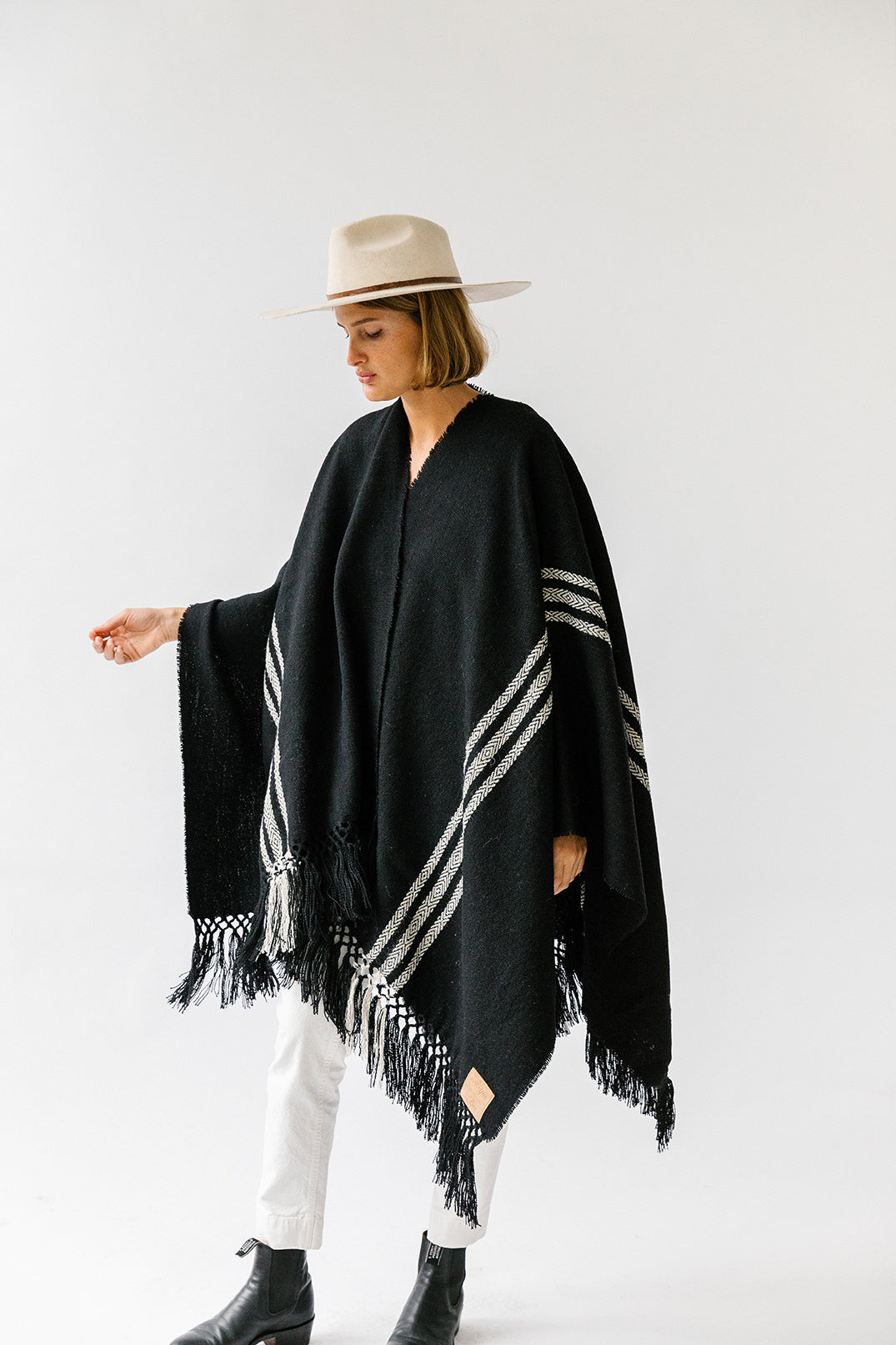 Pampa Andes Poncho | White on black