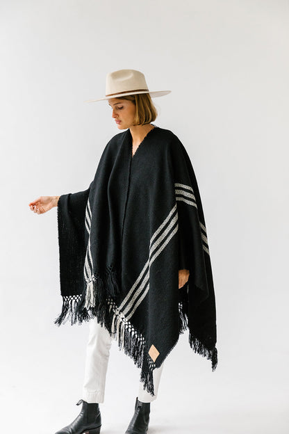 Pampa Andes Poncho | White on black