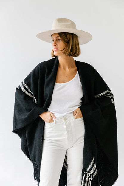 Pampa Andes Poncho | White on black