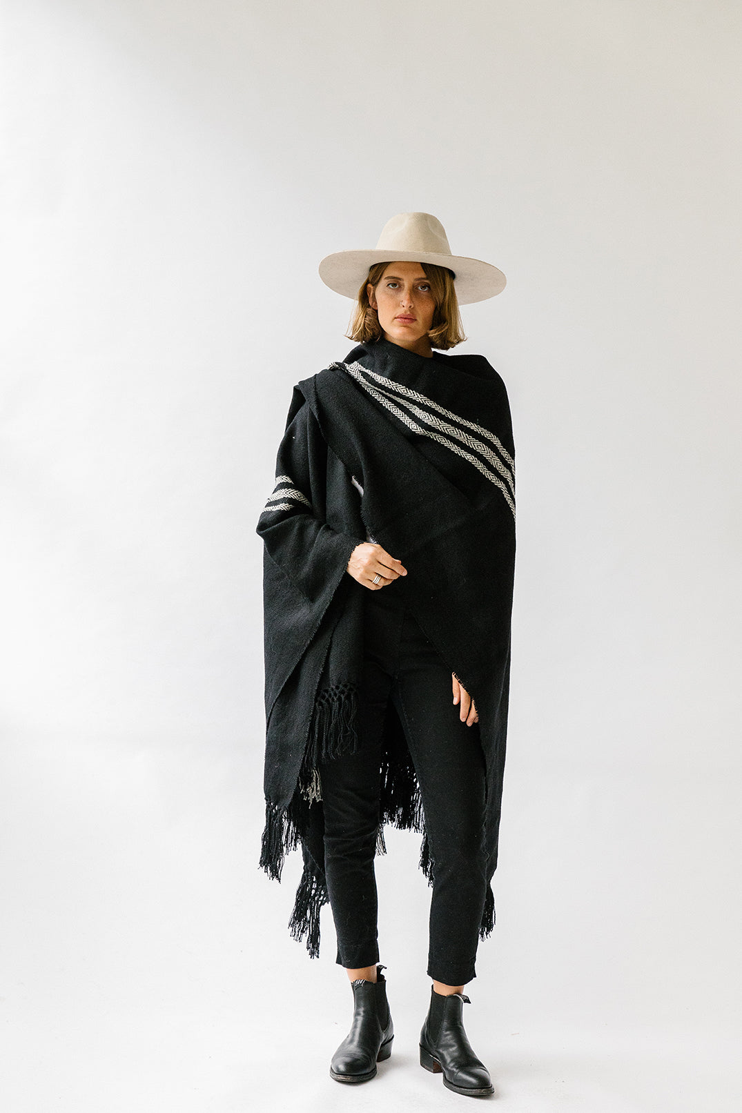 Pampa Andes Poncho | White on black