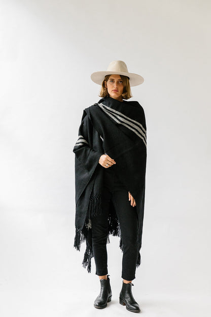 Pampa Andes Poncho | White on black