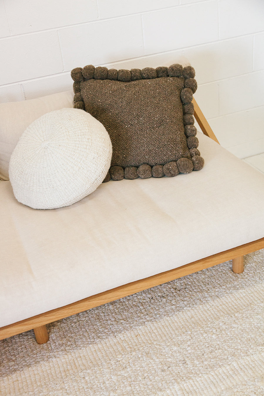 Almohadón Clásico Pom Pom Cuadrado | Walnut