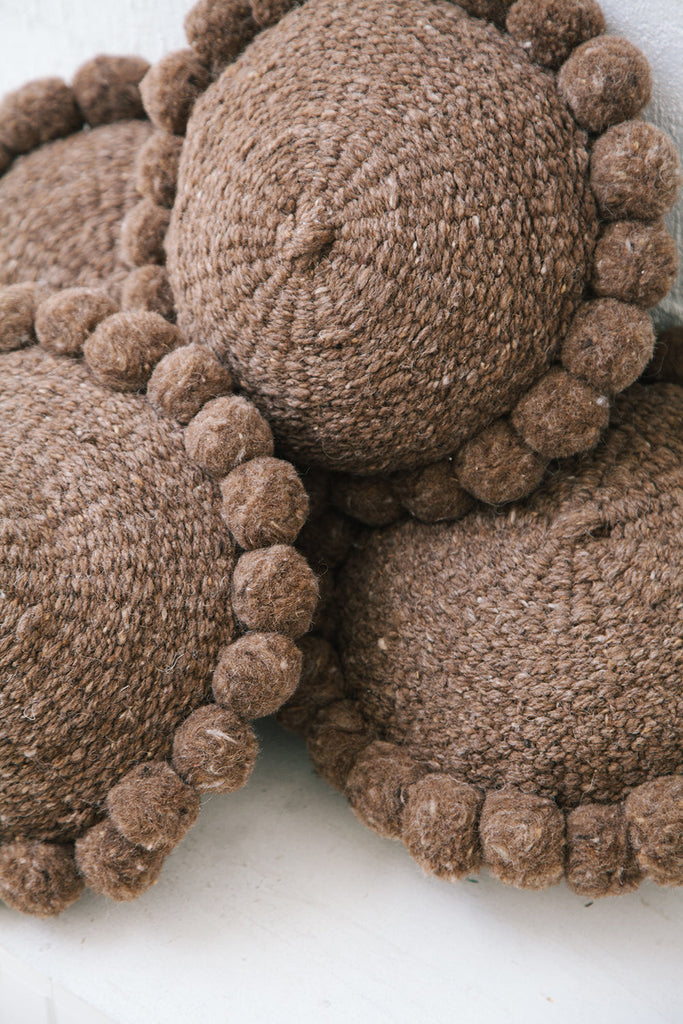 Almohadón Clásico Pom Pom Mini | Walnut