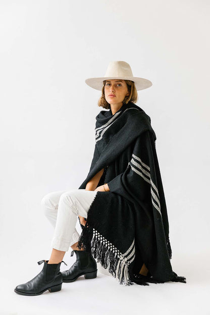 Pampa Andes Poncho | White on black
