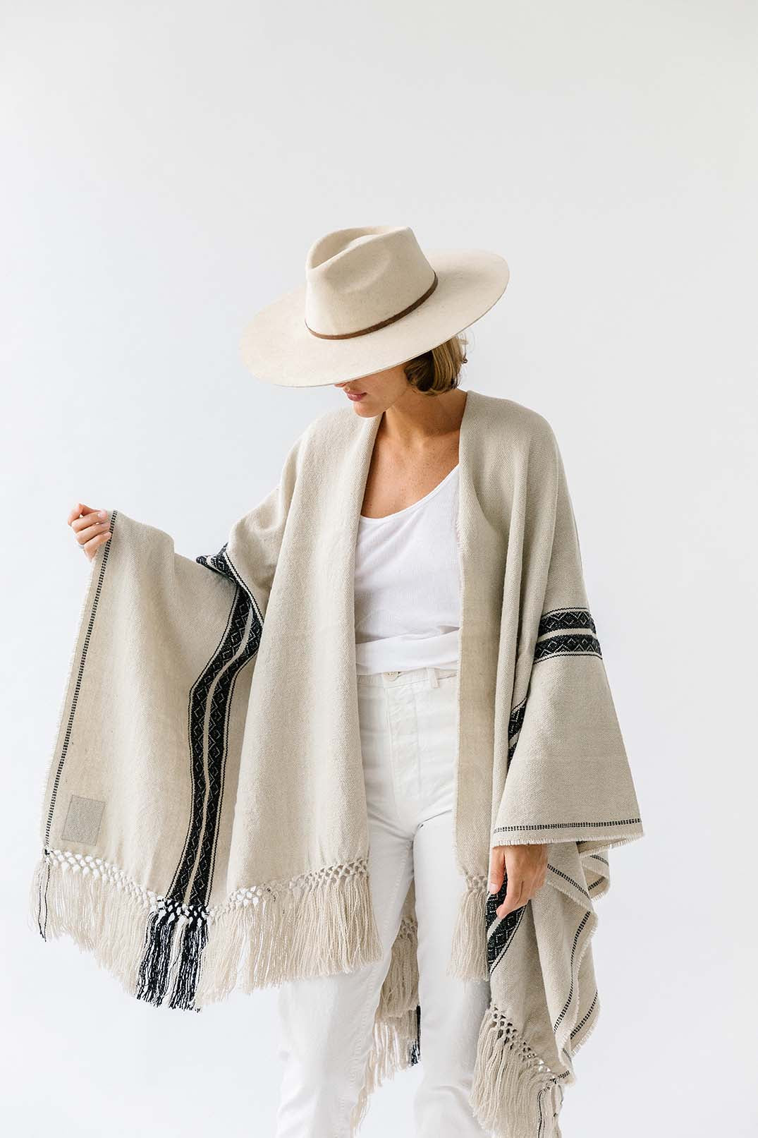 Pampa Andes Poncho | Black on white