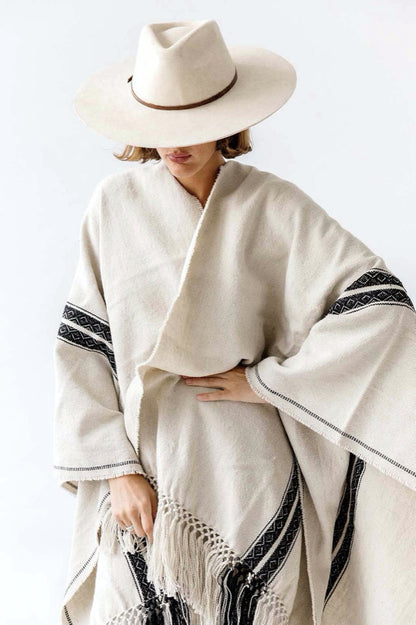 Pampa Andes Poncho | Black on white