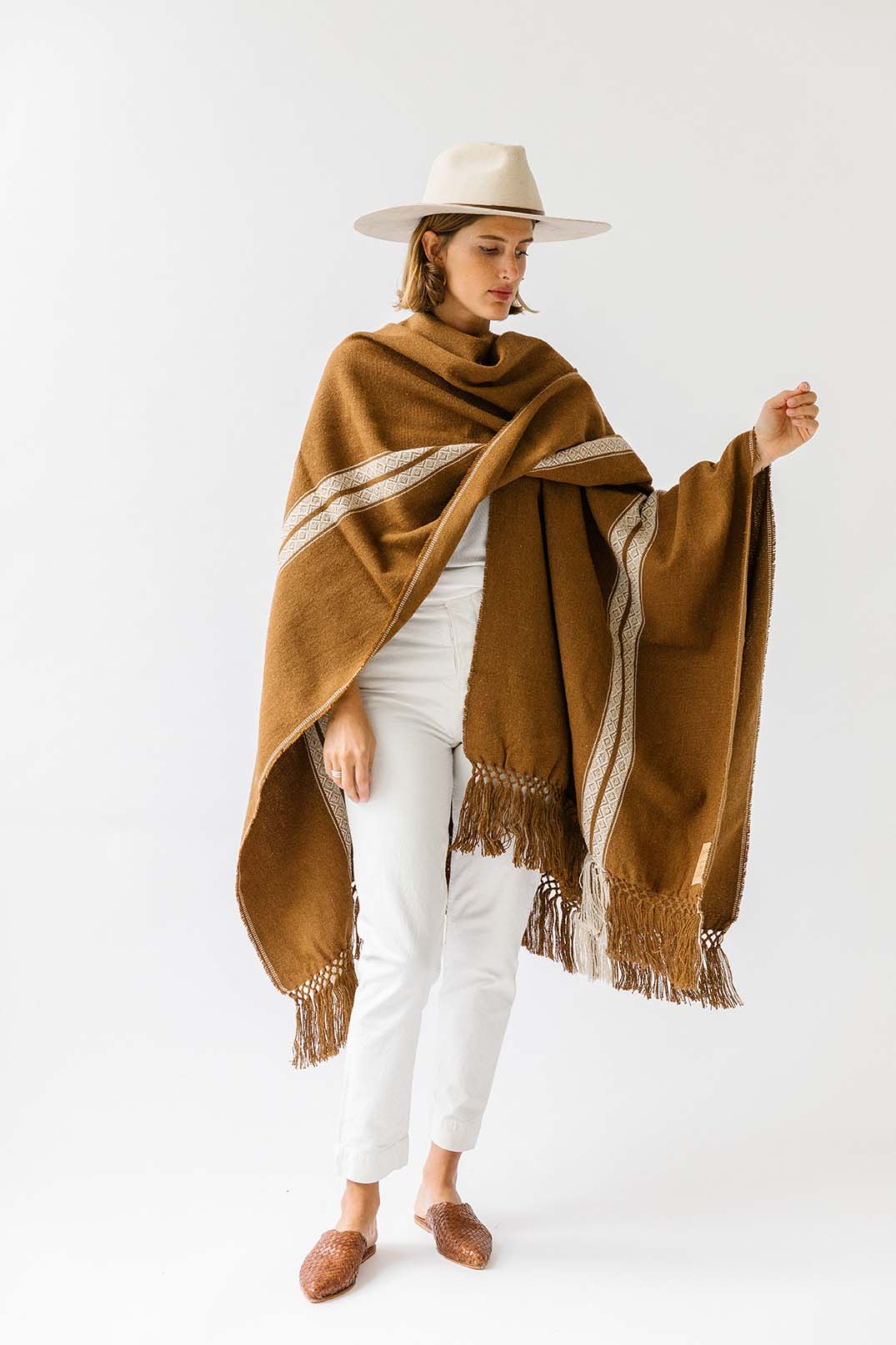 Pampa Andes Poncho | White on Tobacco