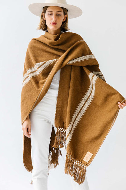 Pampa Andes Poncho | White on Tobacco