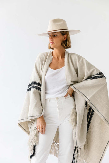Pampa Andes Poncho | Black on white