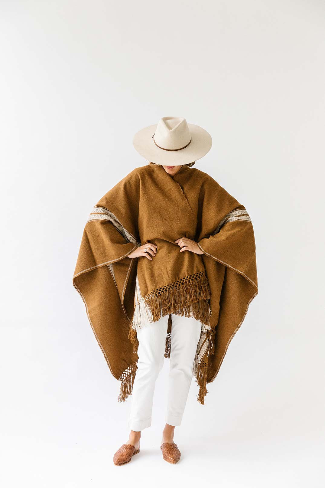 Pampa Andes Poncho | White on Tobacco
