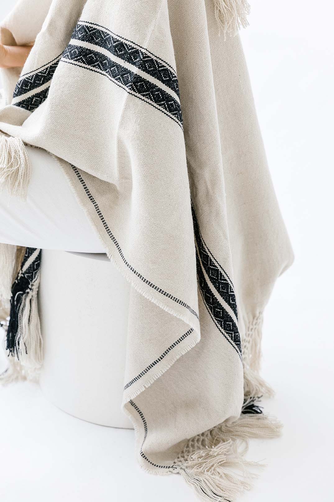 Pampa Andes Poncho | Black on white