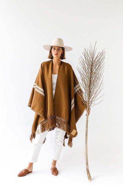 Pampa Andes Poncho | White on Tobacco