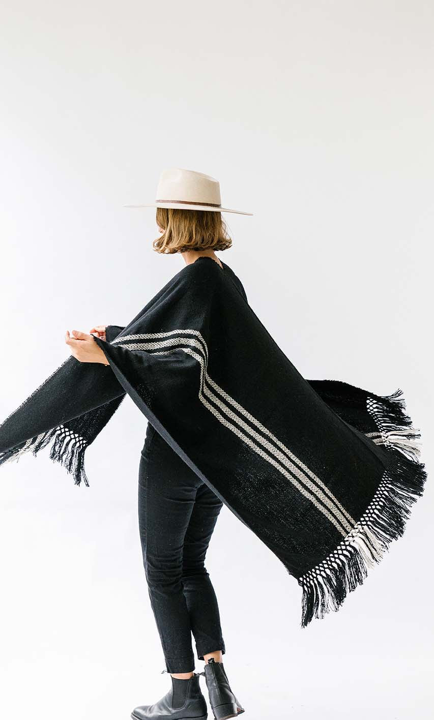 Pampa Andes Poncho | White on black