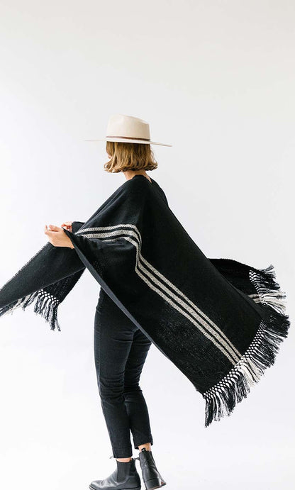 Pampa Andes Poncho | White on black