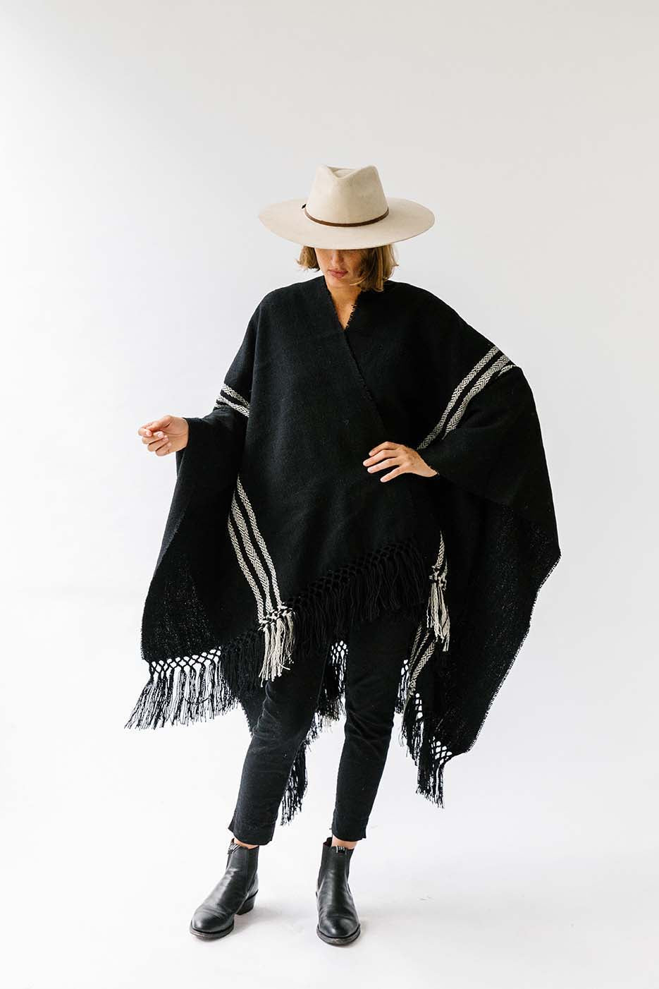 Pampa Andes Poncho | White on black