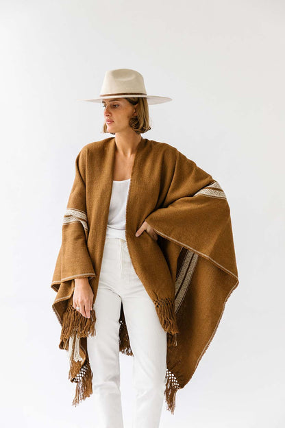 Pampa Andes Poncho | White on Tobacco