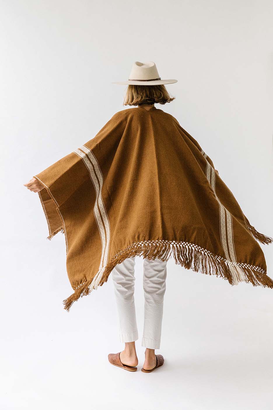 Pampa Andes Poncho | White on Tobacco