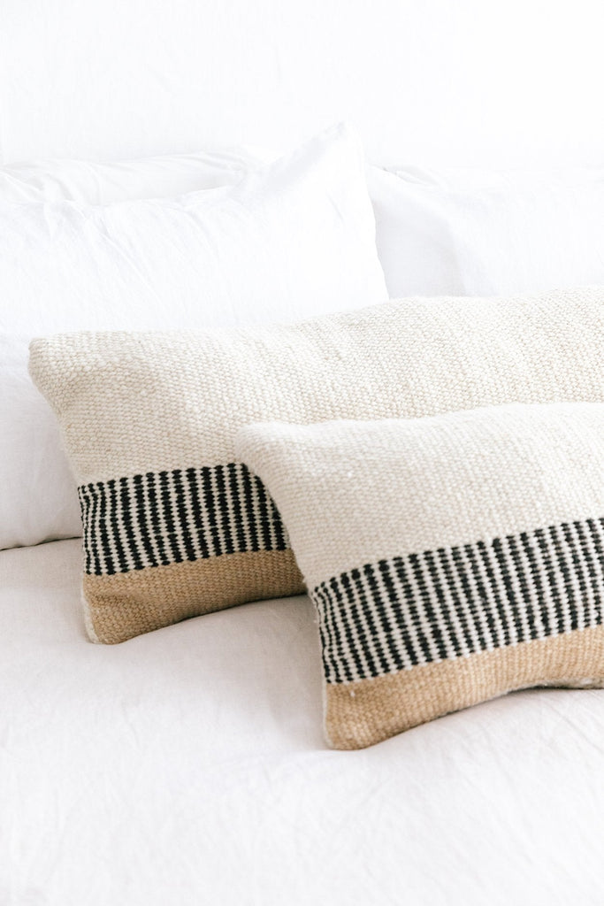 Almohadón Paloma Lumbar | Natural, Black & Sand