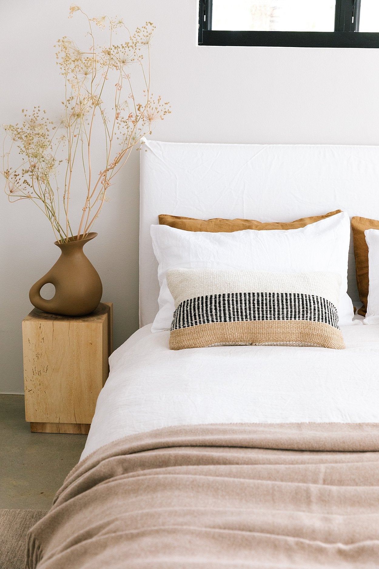 Almohadón Paloma Lumbar | Natural, Negro & Arena