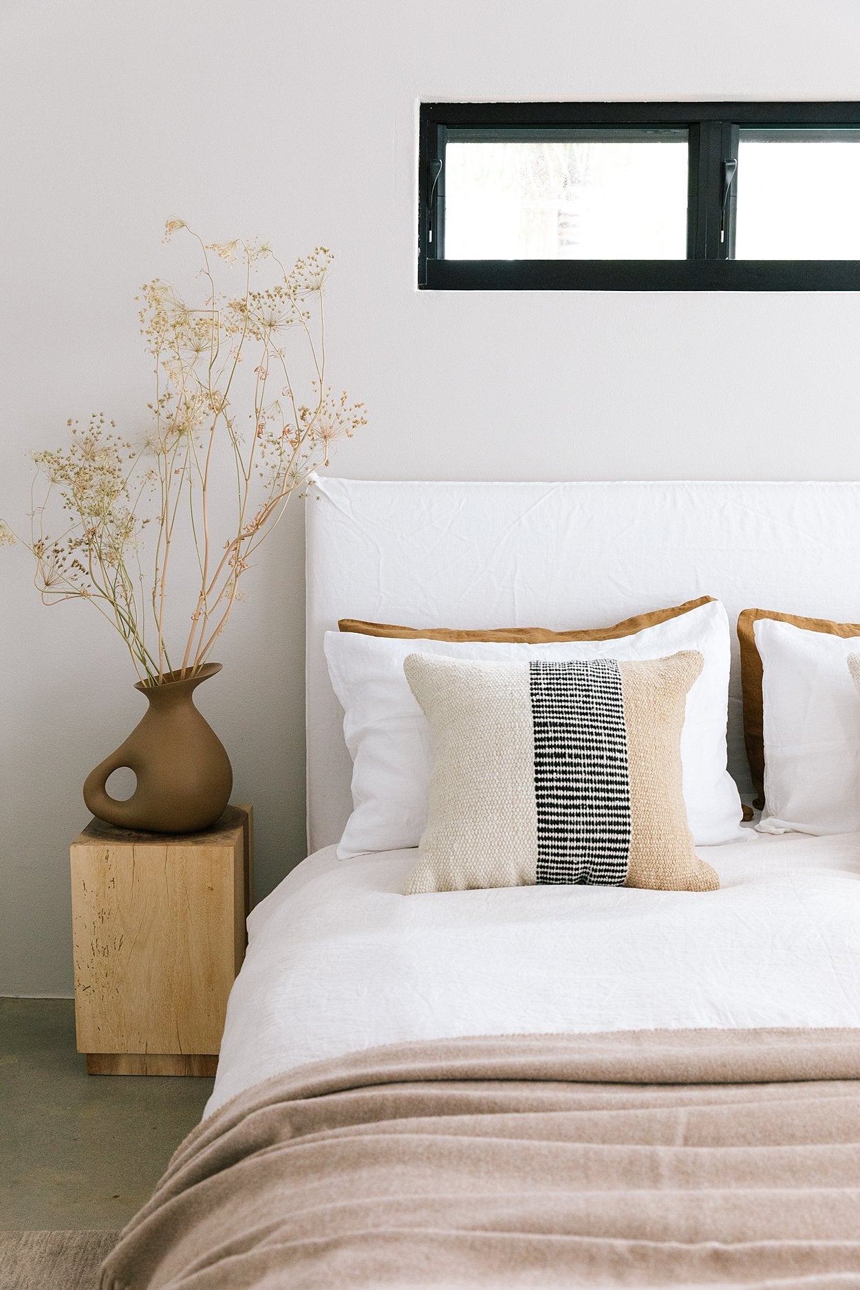 Almohadón Paloma | Natural, Negro & Arena