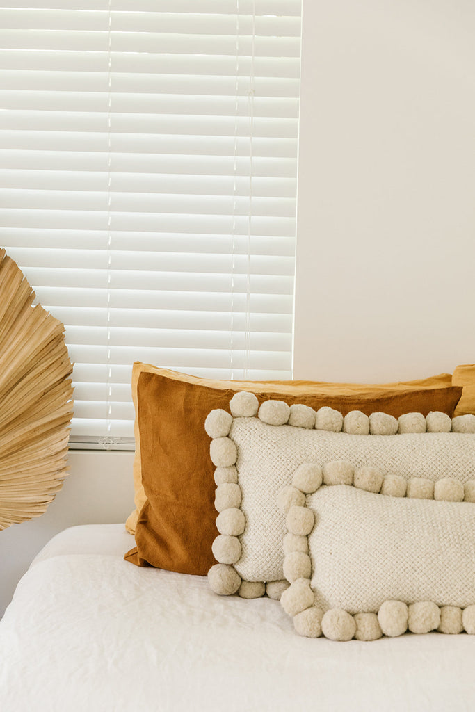 Almohadón Clásico Pom Pom Lumbar | Natural