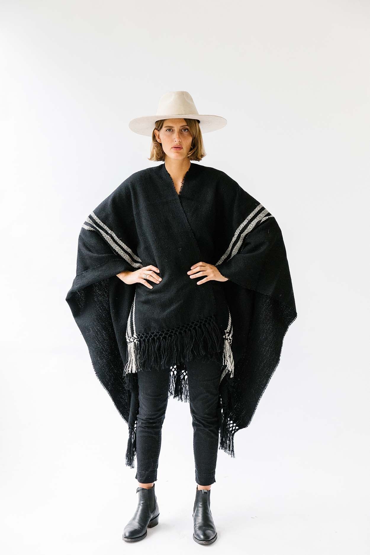 Pampa Andes Poncho | White on black