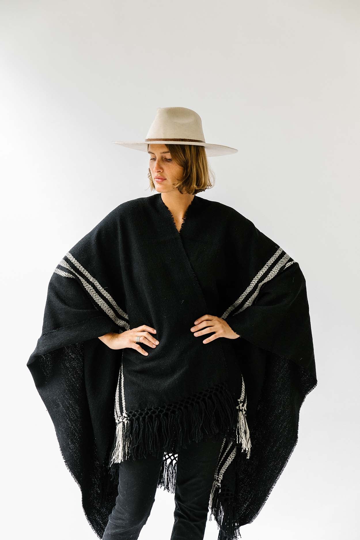 Pampa Andes Poncho | White on black