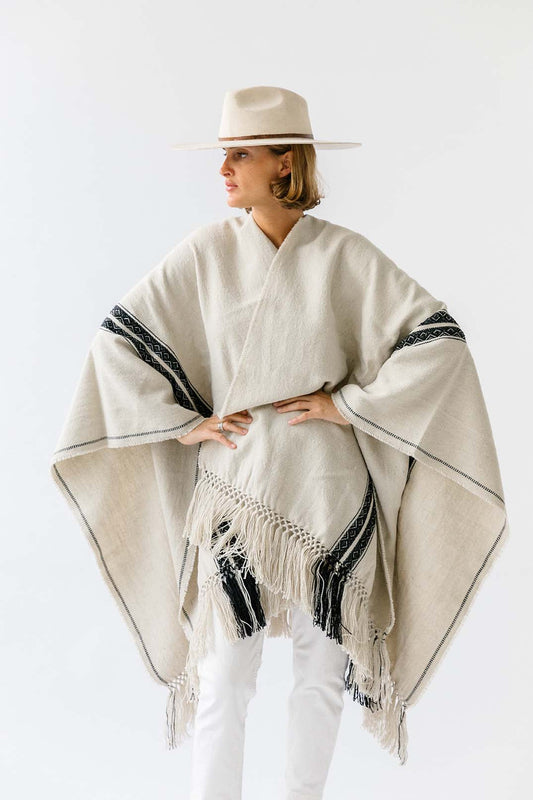 Pampa Andes Poncho | Black on white
